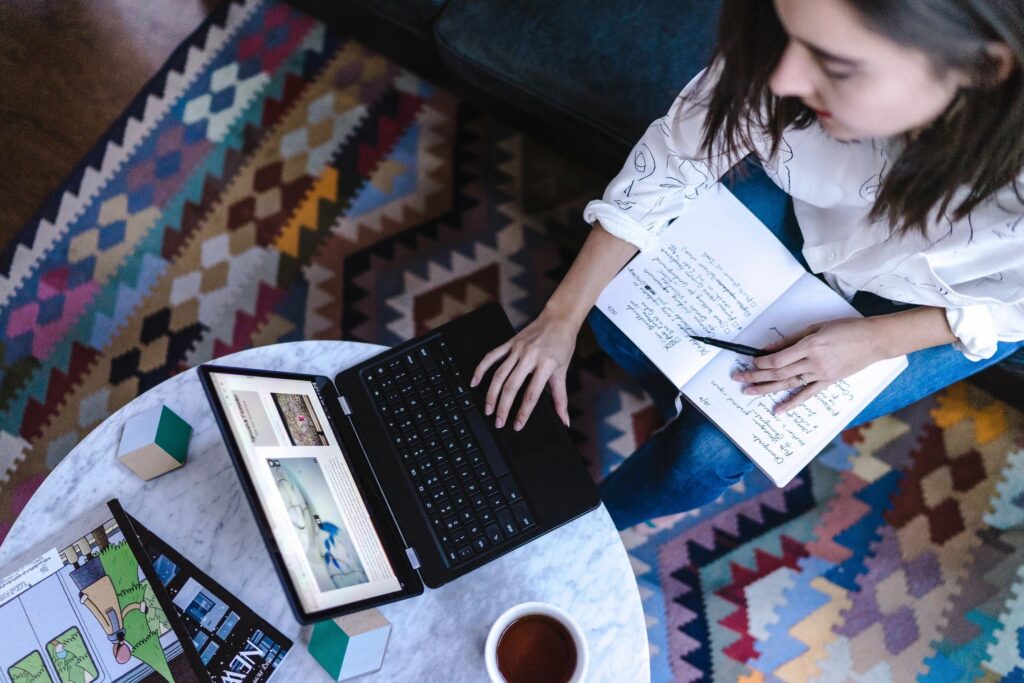 How Does the Online College Schedule Work?